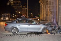 La Puerta de Brandeburgo soporta la emBMWestida de un Serie 5