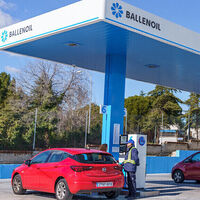 La "gasolina adulterada" con agua va a costar hasta 1.200 euros a cada conductor. 50 coches han quedado inutilizados al repostar en esta gasolinera 'low cost'