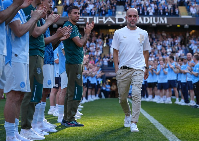 Pep Guardiola Le Dice Adios A La Camiseta Celeste Llevando Un Reloj Tan Simbolico Y Unico Como Su Paso Por El Manchester City