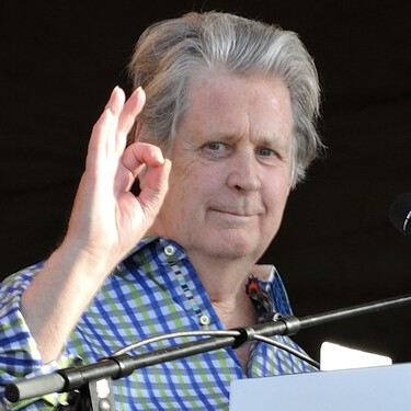 Muere Brian Wilson, vocalista de los Beach Boys. Así cambió la música sin salir de su salón (y sin un oído funcional) 