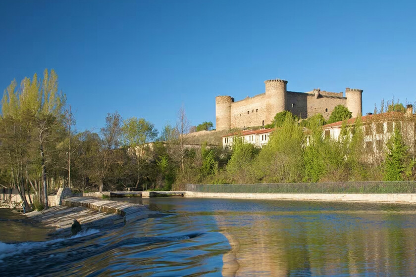 No solo La Granja: el pueblo de Ávila a los pies de la Sierra de Gredos famoso por su castillo, sus judías y su plaza mayor