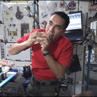 El váter de la Artemis se ha congelado, pero no será por la dieta: por qué la NASA ha llevado a la luna un montón de salsas picantes 