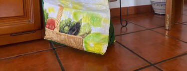 La ingeniosa forma de reutilizar una bolsa vieja de Mercadona y darle una segunda y práctica vida 