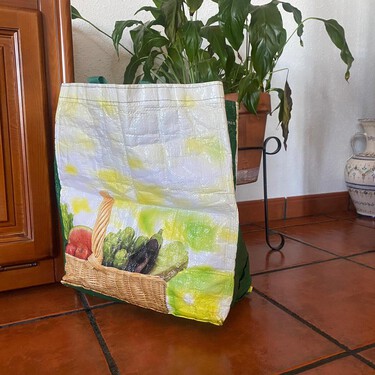 La ingeniosa forma de reutilizar una bolsa vieja de Mercadona y darle una segunda y práctica vida 