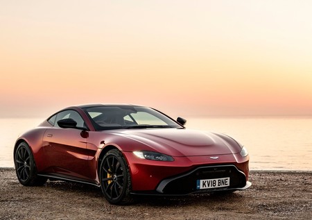 Aston Martin Vantage 2019 1600 04