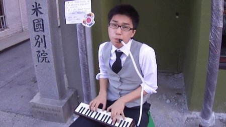 Tocando melodías de Nintendo en la calle para pagarse los estudios universitarios