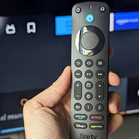 Parece otro mando cualquiera para el Fire TV, pero tiene funciones que seguro echas en falta en el modelo estándar