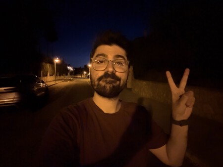 Selfie con la cámara trasera sujetando el móvil en vertical sin modo noche | Imagen: Xataka