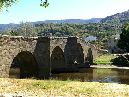 El puente románico de Navaluenga