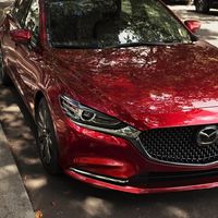 Aparcado en una calle cualquiera, el nuevo Mazda6 se insinúa antes de su debut en Los Ángeles