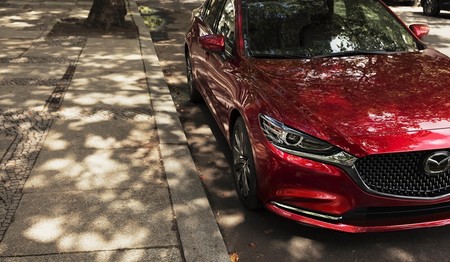 Aparcado en una calle cualquiera, el nuevo Mazda6 se insinúa antes de su debut en Los Ángeles