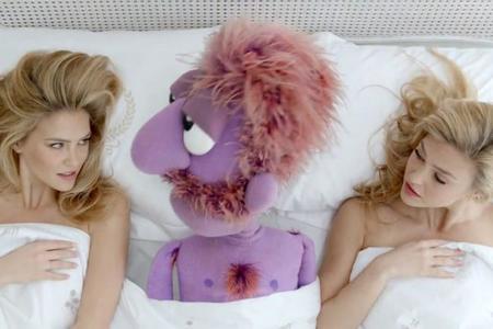 A Bar Refaeli le va a salir caro eso de ir acostándose con ídolos infantiles