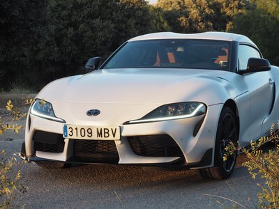 Disfrutamos a los mandos del Toyota GR Supra con cambio manual de su obediente deportividad 