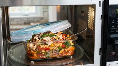 Cómo saber qué plásticos no puedes meter al microondas (y evitar riesgos al calentar comida)