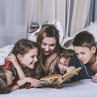 Lee con tus hijos antes de dormir: siete grandes beneficios de la lectura compartida antes de irse a la cama