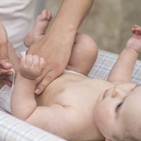 Hernia inguinal: por qué mi bebé tiene un bulto en la ingle y cómo se soluciona este problema congénito