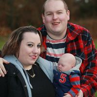 Una pareja que no podía tener hijos diseña un muñeco reborn con sus rasgos y lo trata como si fuera su propio bebé