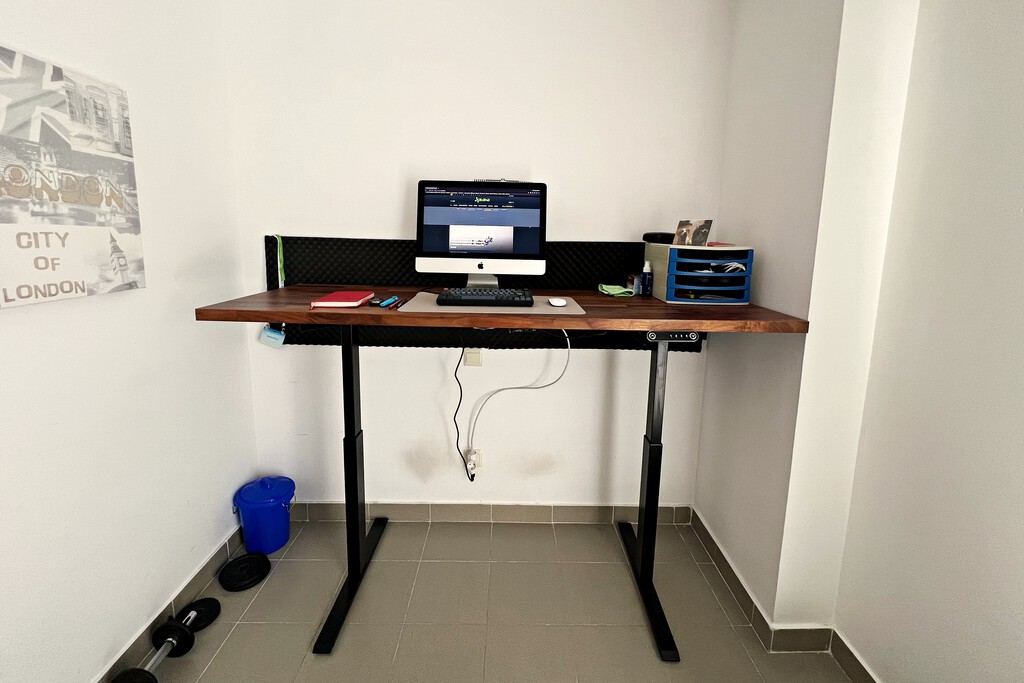 Encontrar un escritorio elevable para trabajar en casa fue un infierno. Y también una de las mejores inversiones de mi vida 