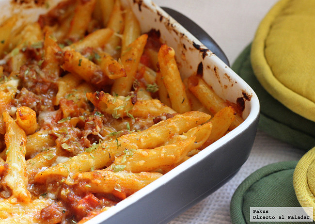 Penne rigate con boloñesa de pollo y salchichas frescas: receta original de pasta