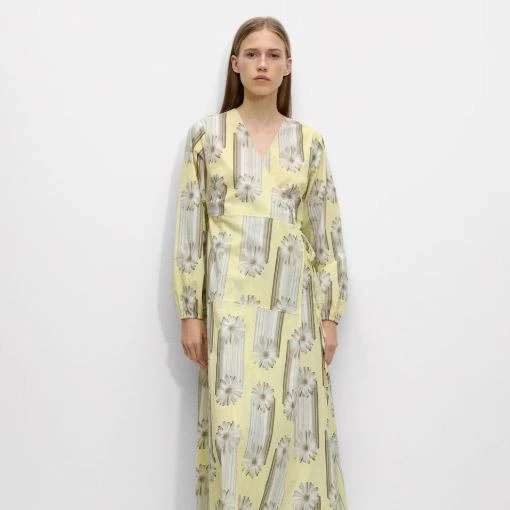 Vestido largo de manga larga cruzado con estampado floral
