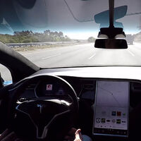 Cuando te echas una siesta al volante de tu Tesla con el Autopilot puesto y te pilla la policía con un alijo de droga de 100.000 euros
