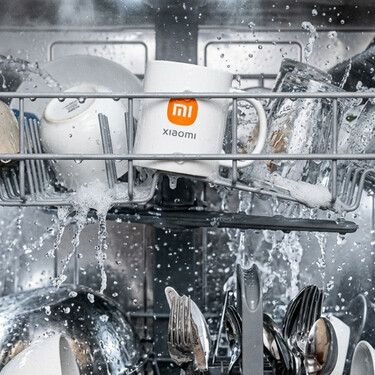 Xiaomi presenta toda una dualidad doméstica: es un lavavajillas para 130 piezas, pero a la vez puede encenderse por zonas por si solo quieres lavar 4 platos