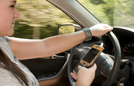 En Francia ya no puedes utilizar el teléfono ni aunque el coche esté detenido