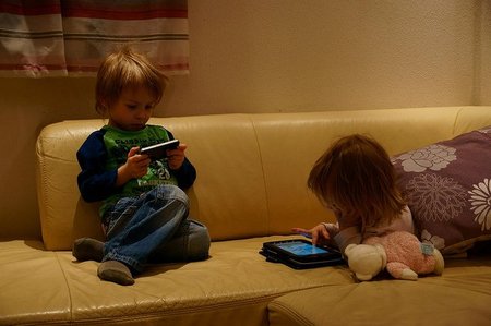 Desactiva la conexión a Internet antes de que tu hijo juegue con el móvil