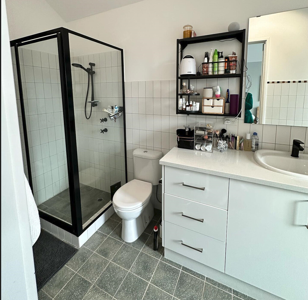 Una interiorista demuestra que esconder la lavadora en el baño puede ser la solución más elegante e inteligente para ganar una zona de lavandería en casa