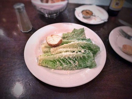 Cómo hacer ensalada César con la receta tradicional de Tijuana, con los consejos de la chef Zahie Téllez