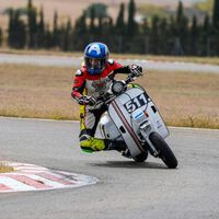 Unos españoles consiguen el récord Guinness a la mayor distancia en moto eléctrica con una Vespa a pilas