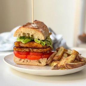 Sándwich TLT: el trío de tofu, lechuga y tomate para una cena fácil, rápida y saludable 