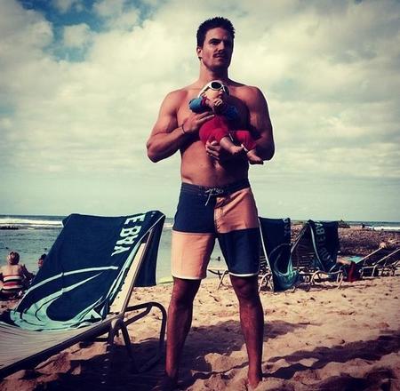 Anda mira quien se ha estrenado en Instagram presumiendo de músculos y de bebote