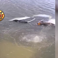 El vídeo de este Tesla ardiendo bajo el agua es el ejemplo más gráfico de por qué las baterías de los coches eléctricos y el agua no se llevan bien