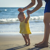 Por qué a tu bebé le da repelús pisar la arena: esta es la explicación y así puedes ayudarle