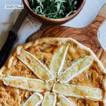 Tarta de cebolla caramelizada y queso Camembert. Receta fácil para la cena 