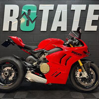 El robo de motos del siglo: se llevan diez superbikes valoradas en un pastizal metidas en un camión