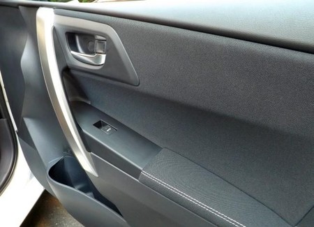 Toyota Auris Touring Sport Hibrido, hueco puerta