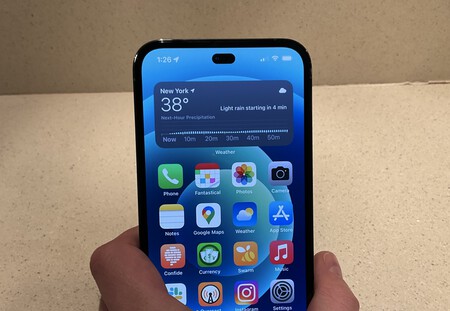 Un agujero en forma de cápsula en el iPhone 14 para reemplazar al notch: así puede lucir su pantalla si los rumores aciertan