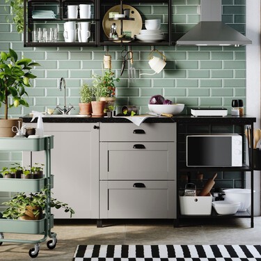 Fichamos en Ikea el cubo de basura ideal para cocinas pequeñas: es de diseño y es tan bonito que podría pasar por una cubitera para servir el vino