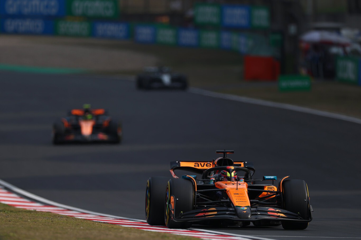 Oscar Piastri comanda el primer doblete de McLaren y los frenos dejan tirado a Fernando Alonso en China