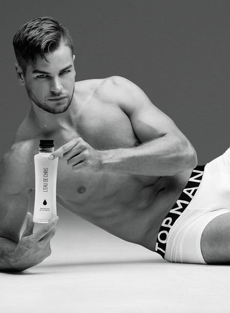 Parece broma, pero no lo es: TOPMAN te vende agua mineral con las lágrimas de Chris Hughes
