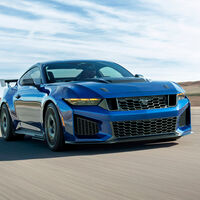 El Ford Mustang sube de nivel y ahora va a por el Porsche 911 GT3 Touring con una nueva versión salvaje. Se llama Dark Horse SC y es un coche de carreras con matrícula