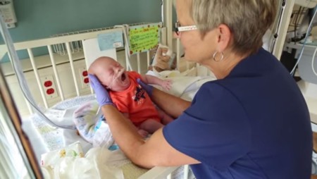 El emotivo encuentro de una enfermera de cuidados intensivos neonatal con los niños a quienes cuidó