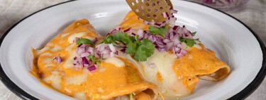 Cómo hacer enchiladas al chipotle: el truco para que queden cremosas es preparar la salsa con queso crema 