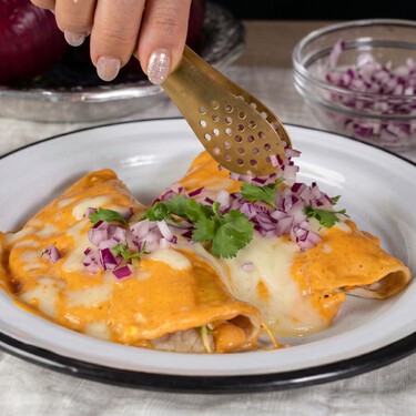 Cómo hacer enchiladas al chipotle: el truco para que queden cremosas es preparar la salsa con queso crema 