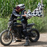 Dois motociclistas passaram 24 horas em cima de motos para desmistificar um mito da Ducati; acabaram quebrando um recorde 