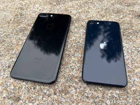 ミッドナイトカラーのiPhone SE 2022と比較した、Appleの最高の仕上げであるジェットブラックのiPhone 7 Plus。
