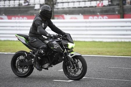 Kawasaki Muestra En El Circuito Su Modelo Hibrido Y Su Modelo Electrico En Accion 001