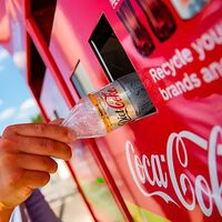 Coca-Cola quiere cambiar las máquinas expendedoras para siempre: unas que te dan dinero por regresar las botellas 